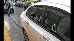 Destrozó con un hacha el auto que bloqueaba su garaje