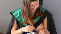¿Por qué se popularizó esta foto de una madre dando de lactar?