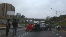 Vía Expresa: choque entre dos autos detuvo tránsito vehicular