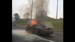 Auto se incendió en plena vía expresa de la Av. Javier Prado