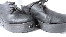 Estudiante ha diseñado zapatos vibradores para guiar a ciegos