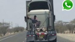 Vía WhatsApp: hombre viaja aferrado al chasís de un camión