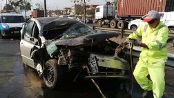 Tres heridos dejó choque de carro y camión en Panamericana Sur