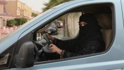 Arabia Saudita suavizaría veto sobre mujeres conductoras