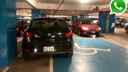 Vía WhatsApp: conductor no respeta espacio para discapacitados