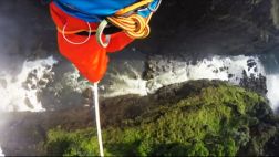 Cataratas Victoria: Artistas la cruzan sobre una cuerda floja