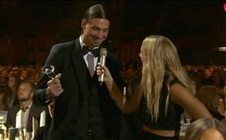 Zlatan, el mejor futbolista sueco ¿fue premiado con una bocina?