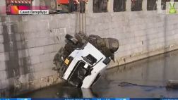 Camión cisterna cae de puente en Rusia