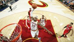 NBA: LeBron James supera a defensa con una monstruosa clavada