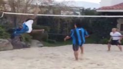 Ronaldinho y la espectacular patada karateca en el futvóley