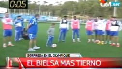 Marcelo Bielsa y el gesto con un niño en pleno entrenamiento
