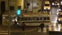 Cúster se empotró con quiosco en cruce de Arequipa con Aramburú