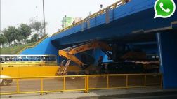 Vía WhatsApp: excavadora se atascó debajo del puente Atocongo