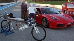 ¿Una bicicleta superando en velocidad a un Ferrari?