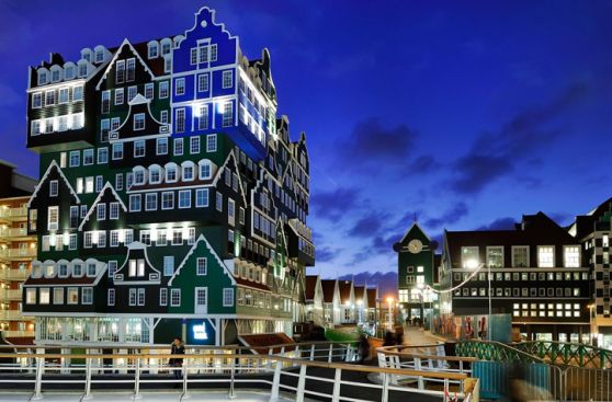 Este hotel holandés está hecho con setenta casas una sobre otra
