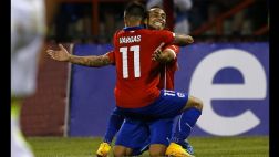 Chile goleó 5-0 a Venezuela con gol de Valdivia en su retorno