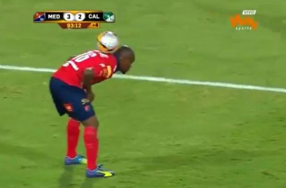 Elton Martins provocó al rival poniendo el balón en la nuca