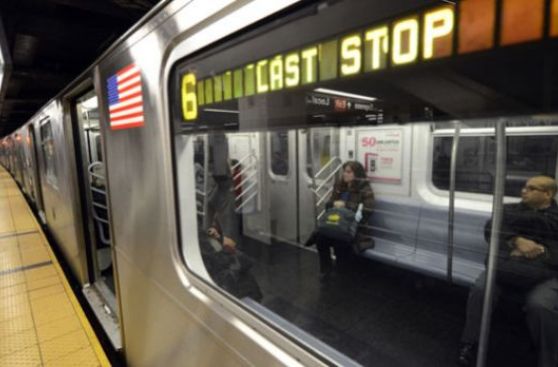 Nueva York: Hombre de 61 años fue empujado a las vías del metro