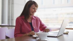 ¿Tienes más de 45 años? Consigue trabajo con estos tips