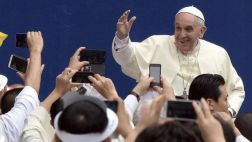 Papa Francisco rifará desde un auto hasta una cafetera