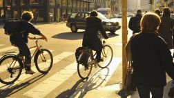 ¿Cómo escuchar música a través del asiento de la bicicleta?