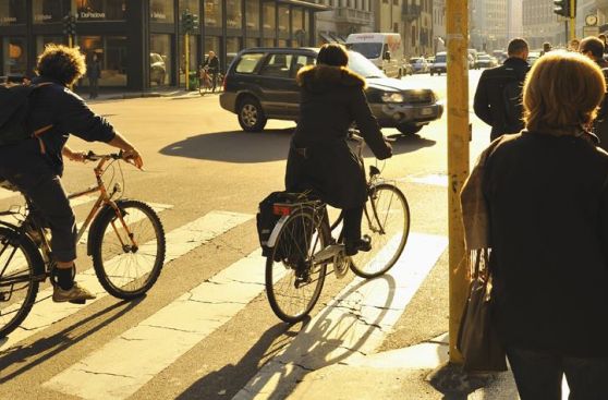 ¿Cómo escuchar música a través del asiento de la bicicleta?