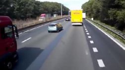Cambia de carril y ocasiona terrible accidente