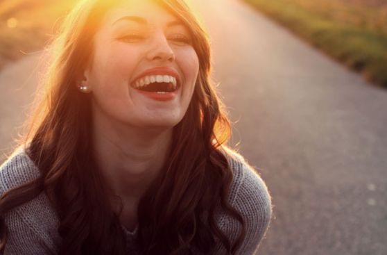 Mujer feliz: Seis razones por las que reírse es bueno