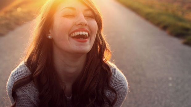 Mujer feliz: Seis razones por las que reírse es bueno