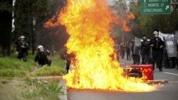 México: Manifestantes encapuchados intentan tomar el aeropuerto