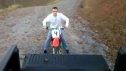 Lo que NO debes hacer al subir una moto a un auto