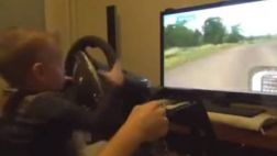 Bebé conduce en un simulador de rally
