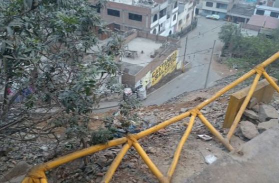 El Agustino: vecinos caen a barranco por mal estado de escalera