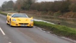 Hace wakeboarding arrastrado por un Ferrari F50