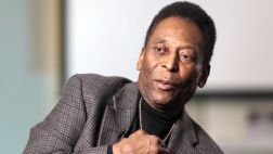 Pelé permanece estable en hospital por infección urinaria