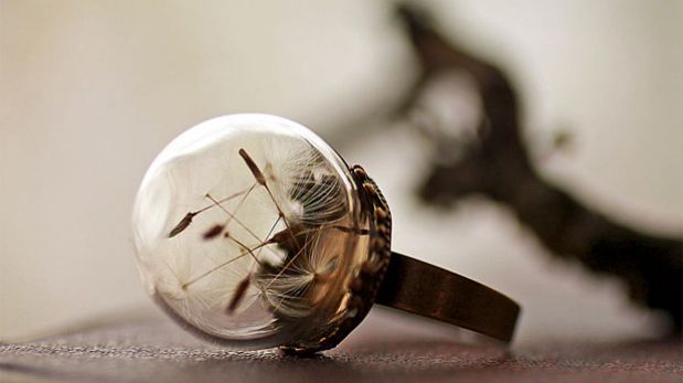 Estos anillos y collares están creados con flores reales