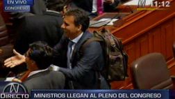 Ministro Ghezzi llegó al Congreso cargando una enorme mochila