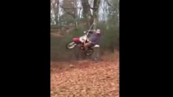 Crea un columpio con una moto y termina muy mal