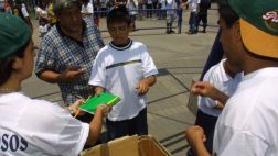 Mesa Redonda: huérfanos de incendio recibirán material escolar