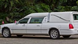 Insólito: Roban auto fúnebre...con féretro adentro