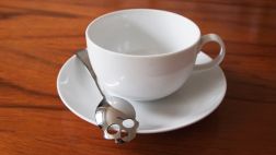 Té de miedo: Esta cuchara sirve el azúcar de forma terrorífica