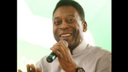 Pelé sigue sin diálisis y camina en la habitación del hospital