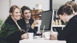 ¿Tus compañeros de trabajo deben ser también tus amigos?