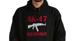 Kaláshnikov busca salvar su economía con la venta de ropa
