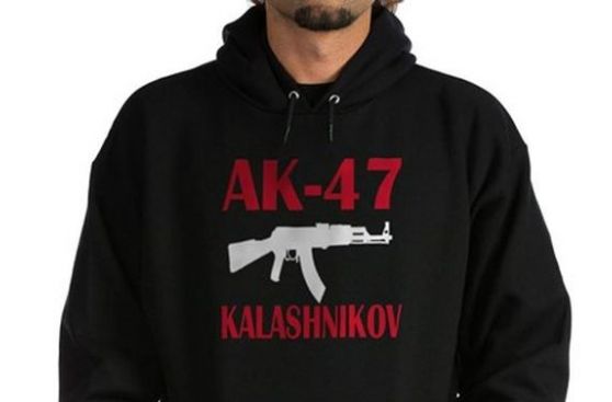 Kaláshnikov busca salvar su economía con la venta de ropa