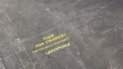 Greenpeace protestó con mensaje en las líneas de Nasca