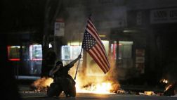 Eric Garner: Policías y manifestantes chocan en California