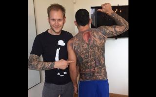 Carlos Tevez cubrió con impresionante tatuaje toda su espalda