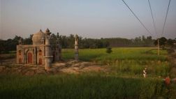 Cartero construye un pequeño Taj Mahal en memoria de su esposa