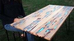 Disfruta del aire libre con una mesa que brilla en la oscuridad